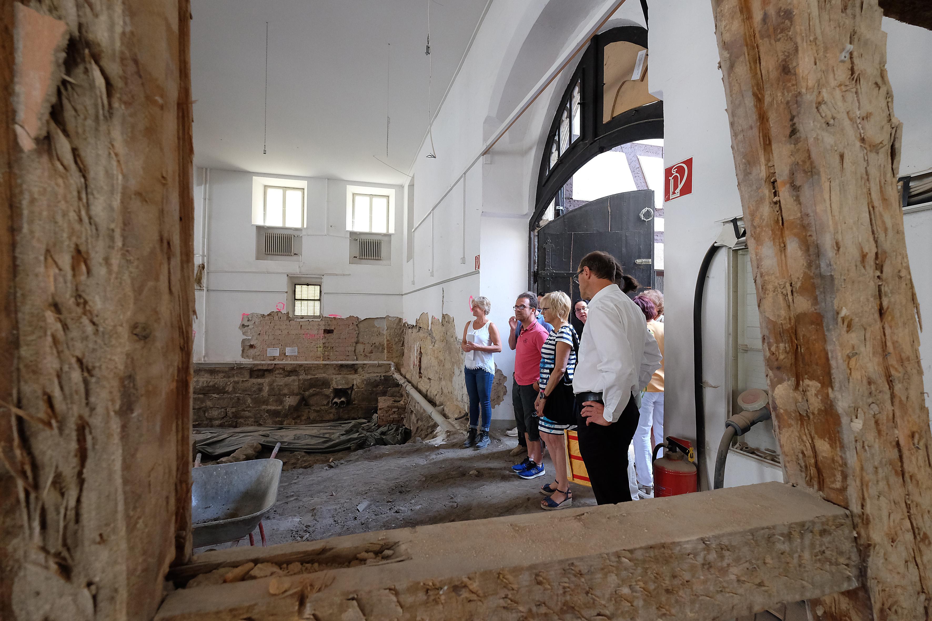 Blick in die vollständig auf- und umgegrabenen Rathaushallen.