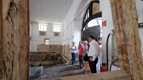 Blick in die vollständig auf- und umgegrabenen Rathaushallen.