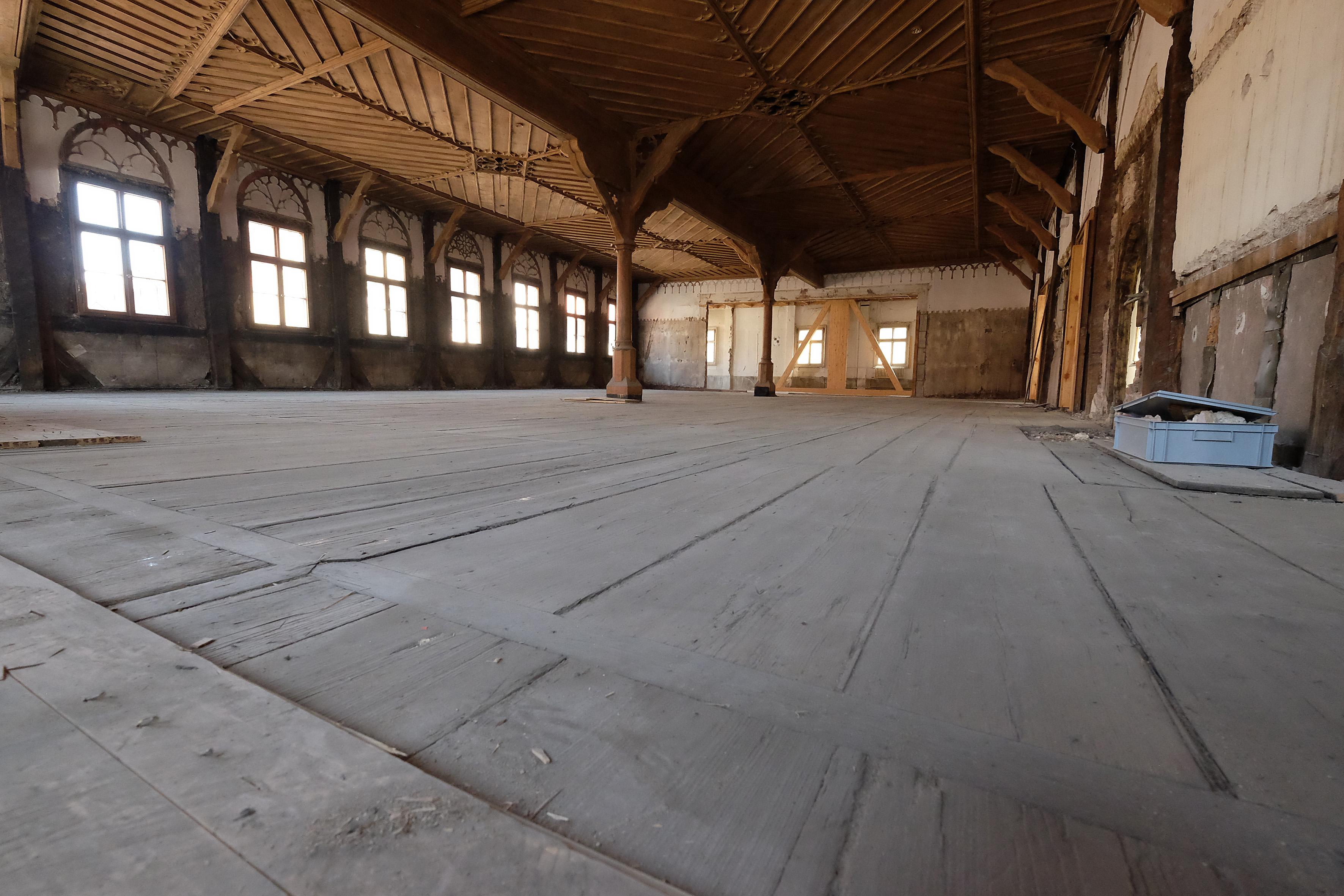 Die historische Treppe in der Registratur ist sogar zu ihrem Schutz eingehaust.