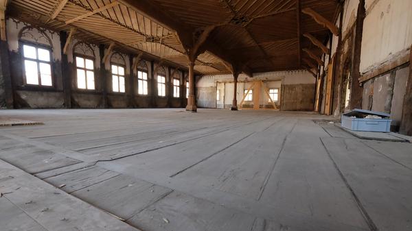 Die historische Treppe in der Registratur ist sogar zu ihrem Schutz eingehaust.