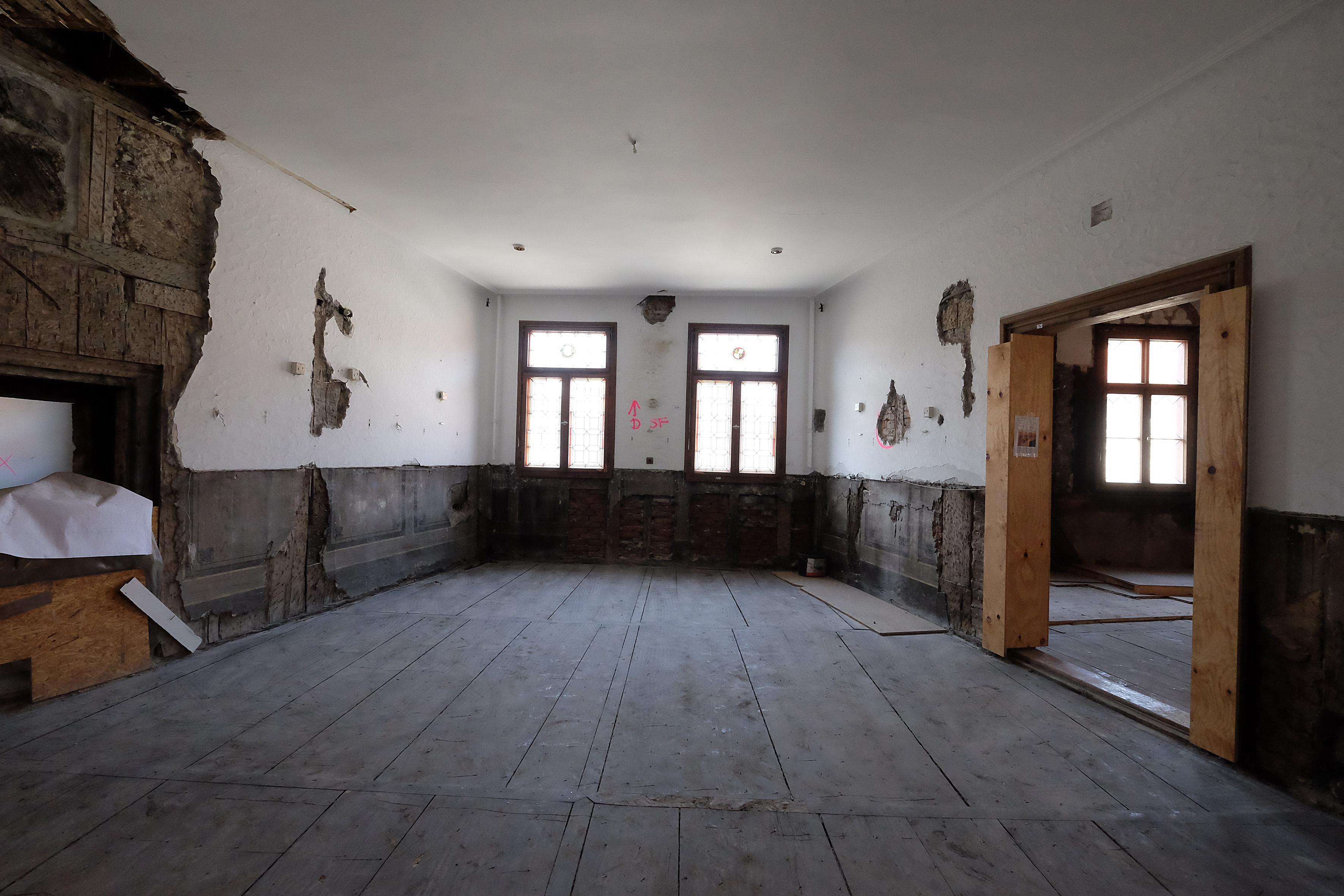 Im kleinen Rathaussaal schlummerten hinter dem Putz Kostbarkeiten und Bausünden der Vergangenheit.