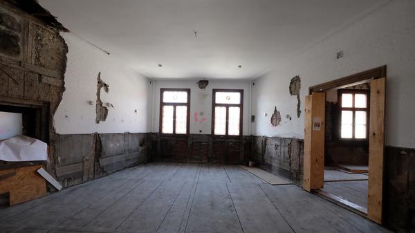 Im kleinen Rathaussaal schlummerten hinter dem Putz Kostbarkeiten und Bausünden der Vergangenheit.