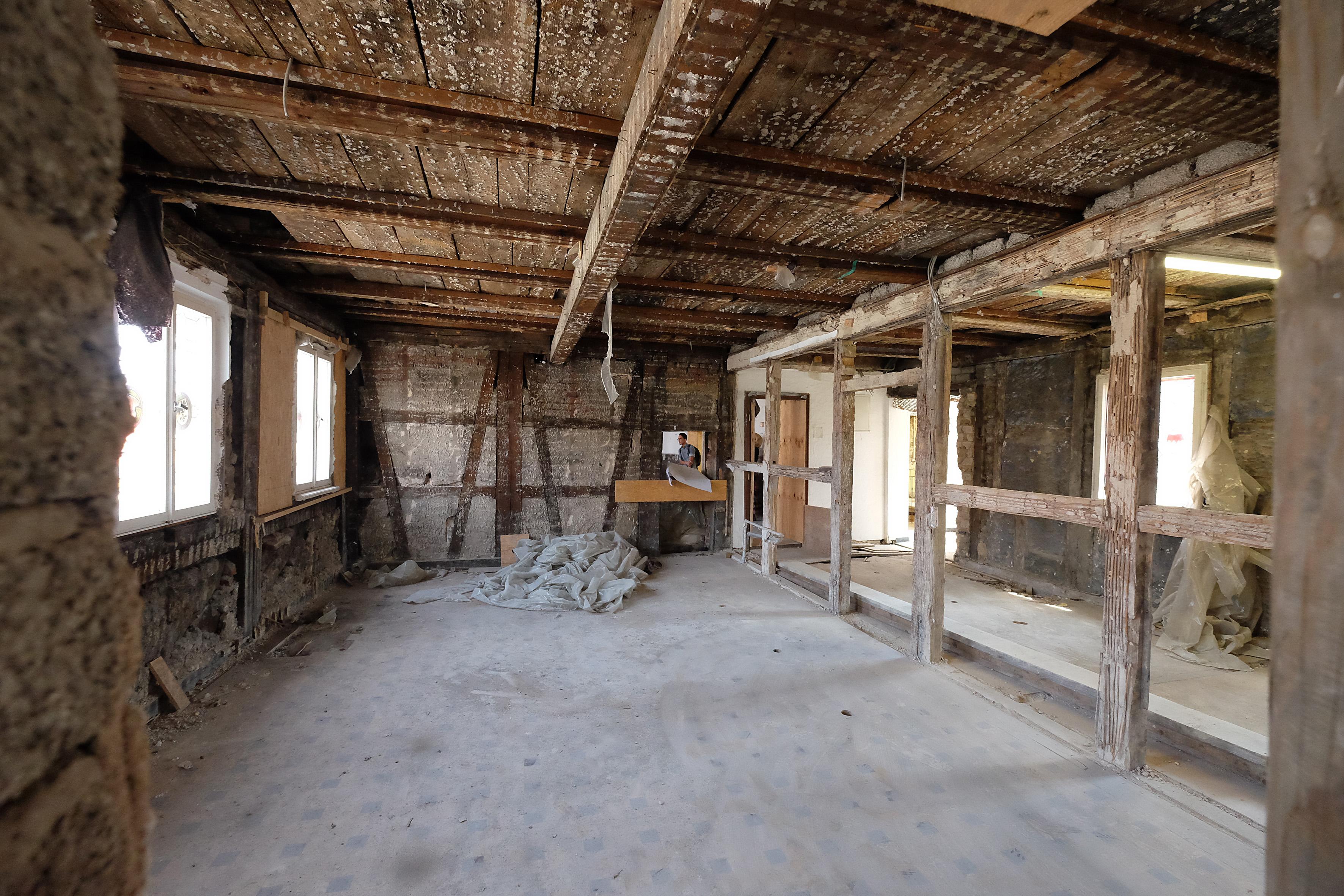 Die neu entdeckte Bohlenwand im ehemaligen Bürgermeisteramt.