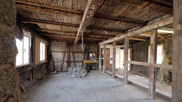 Die neu entdeckte Bohlenwand im ehemaligen Bürgermeisteramt.