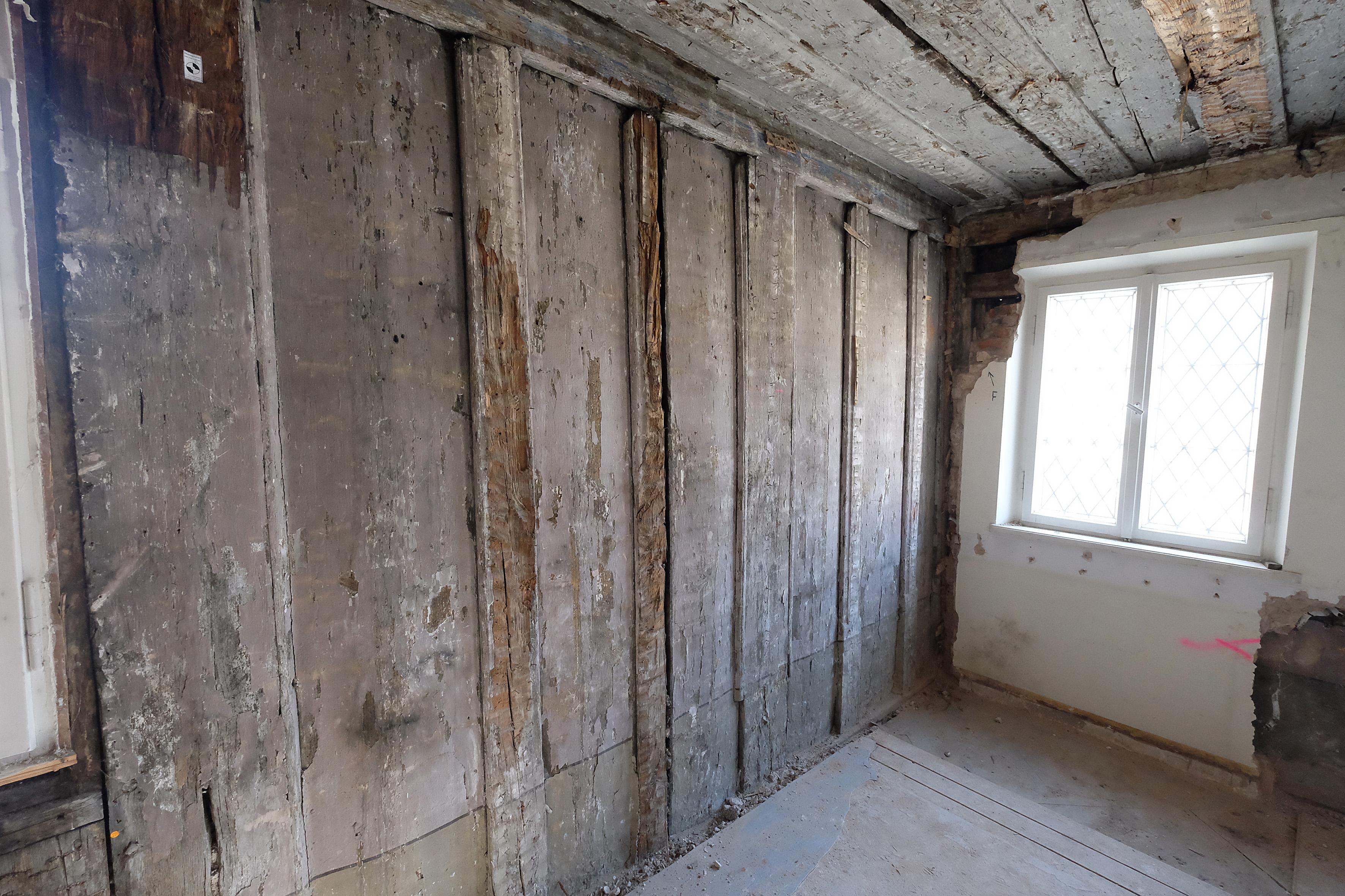 Die neu entdeckte Bohlenwand im ehemaligen Bürgermeisteramt.