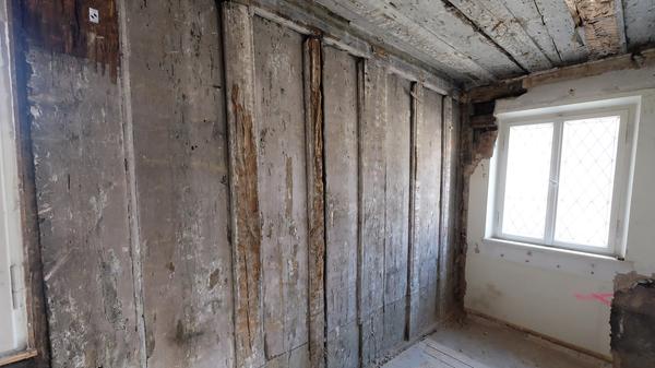 Die neu entdeckte Bohlenwand im ehemaligen Bürgermeisteramt.