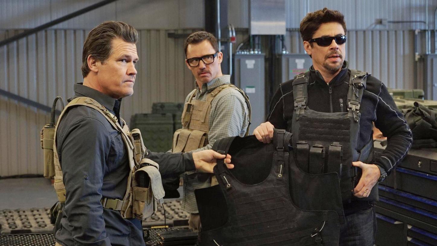 Die Agenten Matt (Josh Brolin von links nach rechts), Steve (Jeffrey Donovan) und Alejandro (Benicio del Toro) bereiten sich auf den Einsatz vor