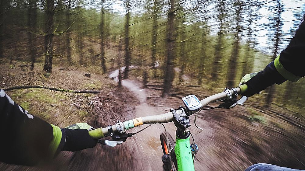 Freizeitsport im Wald ist „in“: Wild angelegte Trails für Mountainbiker nehmen auch im Landkreis Roth zu. Das führt zur Vertreibung von Wild und auch zur Bodenerosion. Förster schlagen Alarm und bitten Wanderer und Radfahrer darum, auf den Wegen zu bleiben.