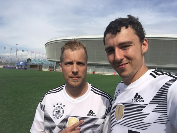 Comedian Oliver Pocher nahm sich vor dem Schweden-Spiel Zeit für ein Selfie mit Alexej Pinskij.