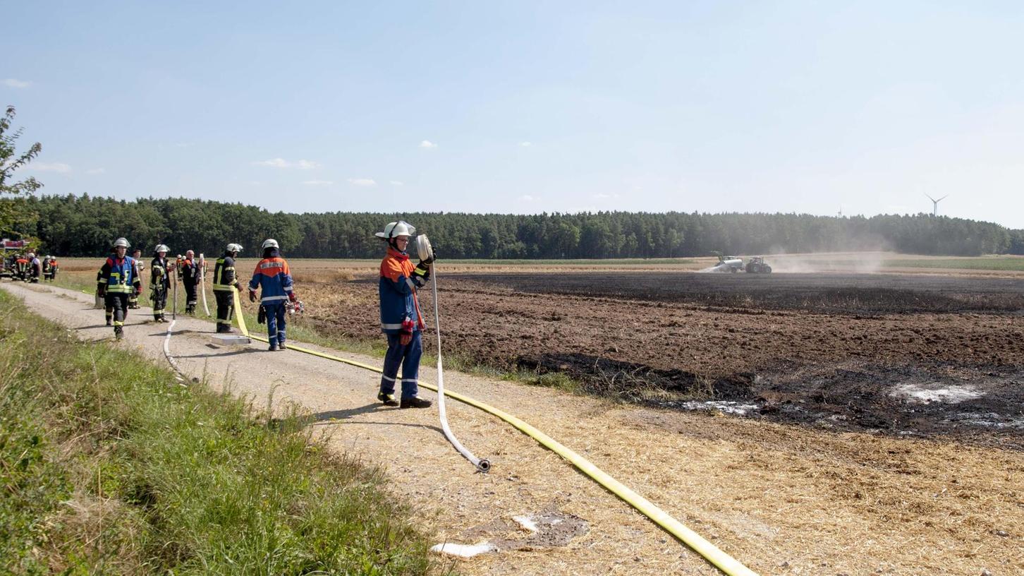 Beim Dreschen geriet bei Münchaurach ein Feld in Brand, später brannte der Mähdrescher des Landwirts.