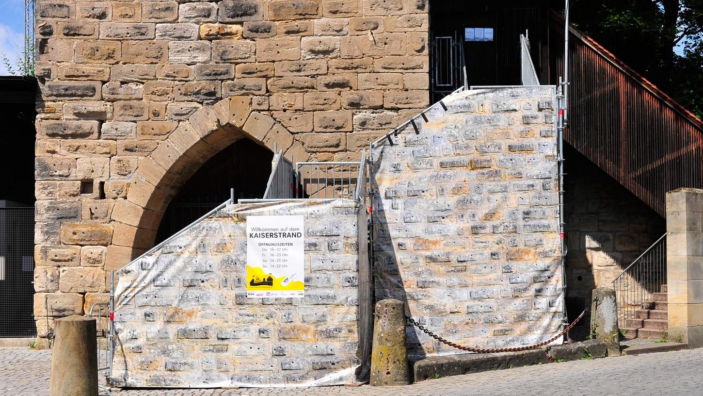 Wird auch durch die Plastik-Verkleidung nicht schöner: Die Behelfstreppe, die auf die Bastion führt, soll weichen. Wird auch durch die Plastik-Verkleidung nicht schöner: Die Behelfstreppe, die auf die Bastion führt, soll weichen.