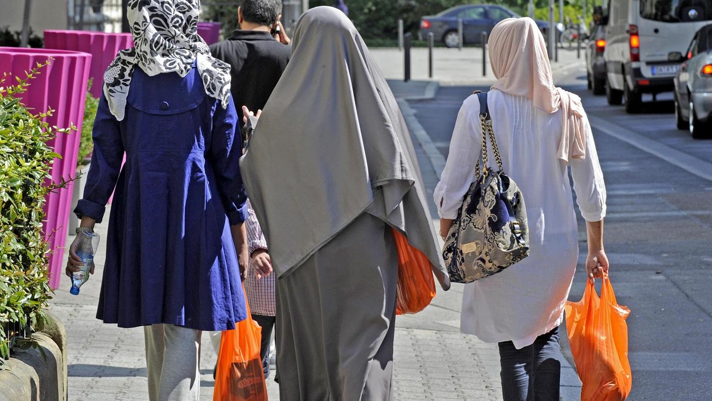 Frauen mit Kopftuch werden auf der Straße häufig schief angeschaut. Doch im Großen und Ganzen empfinden viele Muslime das Zusammenleben mit der Mehrheitsgesellschaft eher positiv.