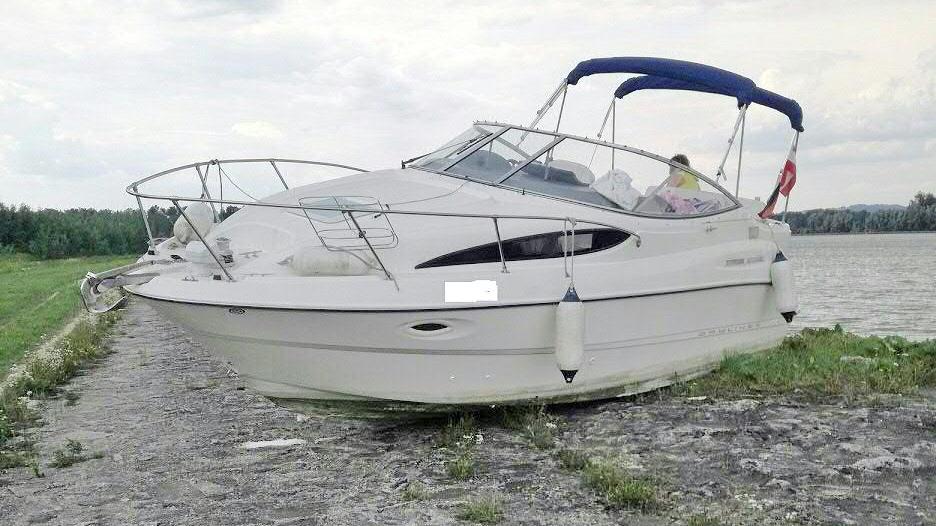 Nach Angaben der Polizei ist dieses Sportboot nun vermutlich fahrunfähig.
