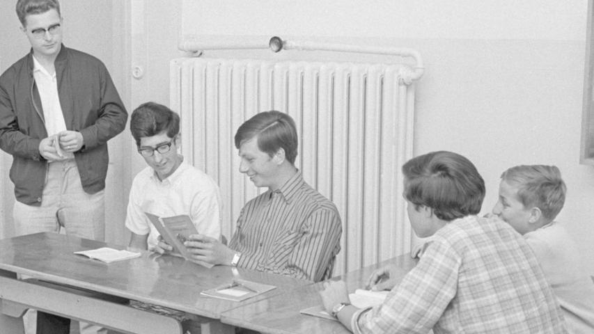 Eine Lederhose und ein Dirndl waren für zwei junge Amerikaner langgehegte Wünsche, die sie sich jetzt endlich während ihres achtwöchigen Deutschlandaufenthalts erfüllen können. Hier geht es zum Kalenderblatt vom 23. Juli 1968: Amerikanische Schüler in Nürnberg