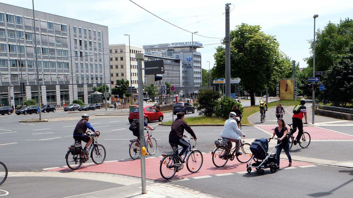 Rot eingefärbte Fahrradspuren wie hier am Rathenauplatz sind nur eine der Maßnahmen für mehr Sicherheit im Radverkehr.