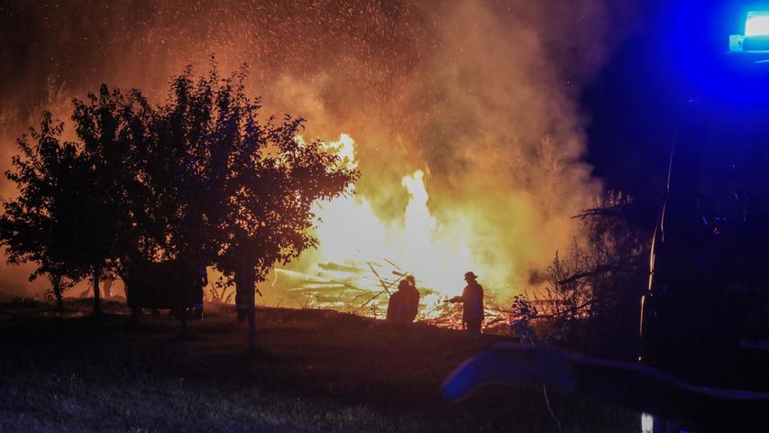 Feuerwehreinsatz in Walsdorf: Holzhaufen brennt lichterloh