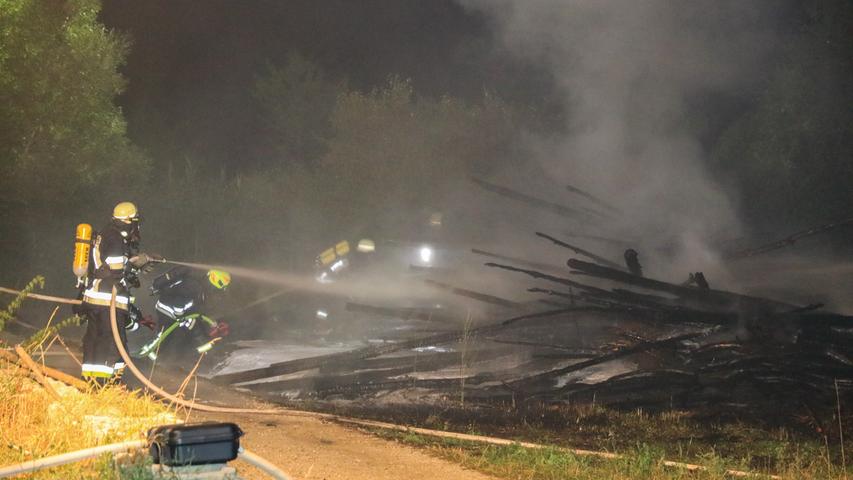 Feuerwehreinsatz in Walsdorf: Holzhaufen brennt lichterloh