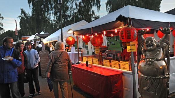 Für alle, die keinen Picknick-Korb vorbereiten konnten, stehen 18 Gastronomen mit Essen und Trinken bereit. Am beliebtesten sind bei den Open Air-Gästen übrigens Nürnberger Bratwürste.