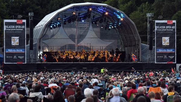 Die Rundbogenbühne hat eine Tiefe von 20 Metern, eine Breite von 33 Metern und eine Höhe von 13,5 Metern. Sie bietet neben dem gesamten Orchester auch noch 200 Scheinwerfern und 90 Mikrophonen Platz.