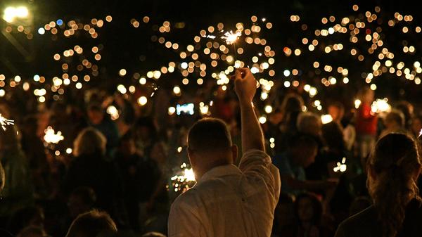 Besonders stimmungsvoll am Luitpoldhain wird es nachts, wenn die Wunderkerzen angehen. Der Hauptförderer des Klassik Open Airs, die Sparda Bank Nürnberg, spendet dafür pro Konzert 30.000 Stück.