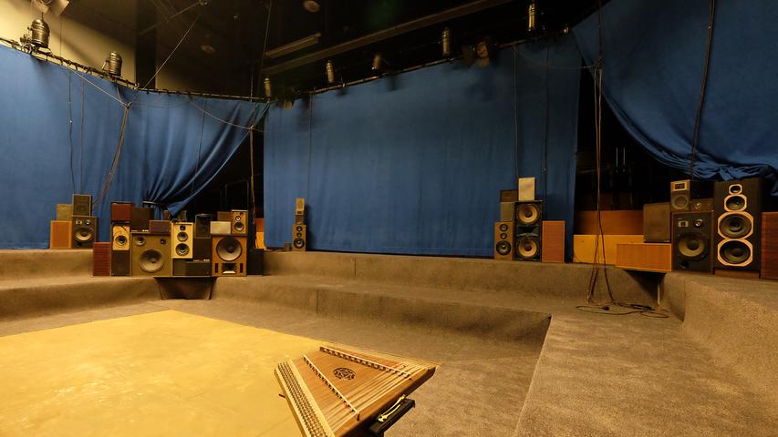 Für die in diesen Tagen noch laufende Produktion "Iwein Löwenritter" ist der Bühnenraum mit Sitzreihen im Viereck und Lautsprecheranlagen ausgestattet.