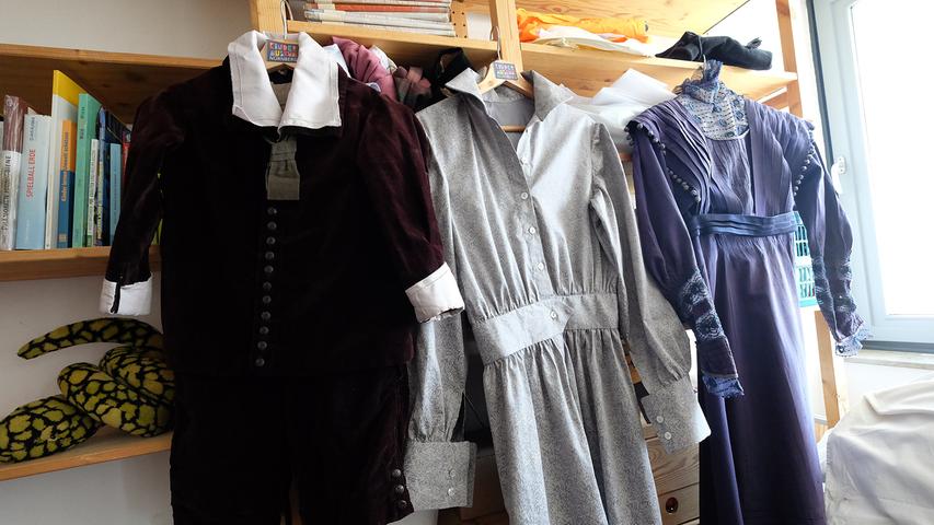Zu den Kreationen von Tatjana Wassiltschenko gehören auch die Kleider nach alten Vorlagen für Mitmachaktionen im Kindermuseum.