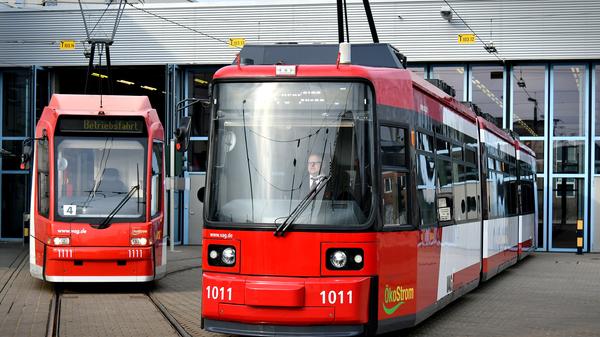 Elf Straßenbahnen und neun Gelenkbusse sind zusätzlich an den Klassik Open Air-Wochenenden im Einsatz. Gerade der Heimreiseverkehr soll dadurch flüssiger werden. Mehr Platz gibt es ab diesem Jahr für Fahrräder: auf dem früheren "Palazzo"-Standort wurden neue Abstellmöglichkeiten geschaffen.