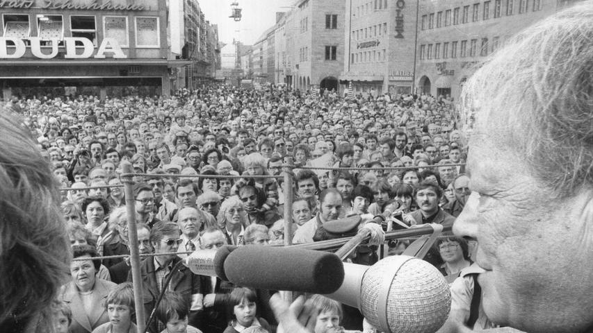 1978 sprach Willy Brandt vor der Lorenzkirche. Und wieder einmal zog "Willy" die Massen an.