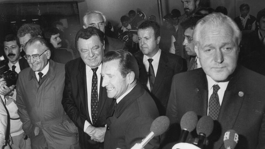 Ohne große Show lief der Wahlkampf der CSU 1986 in Nürnberg ab: (von links). Fritz Pirkl, Franz-Josef Strauß, Karl Hillermeier, Gerold Tandler und Oscar Schneider.