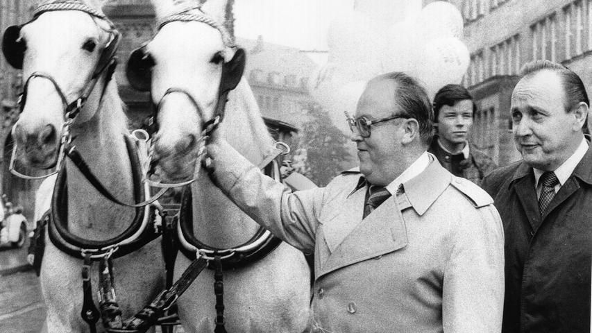 FDP-Bundesvorsitzender Hans-Dietrich Genscher (r.) und Bundeslandwirtschaftsminister Josef Ertl im Wahlkampf 1978 mit zwei Pferden vor der Lorenzkirche.