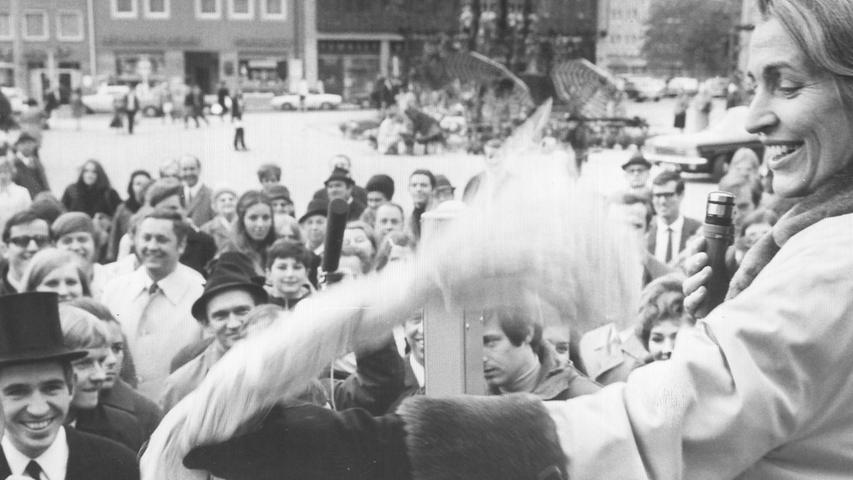 Hildegard Hamm-Brücher 1970 im Wahlkampf auf einer FDP-Kundgebung auf dem Hauptmarkt: Die Grande Dame der Liberalen hatte in Franken viele Anhänger.
