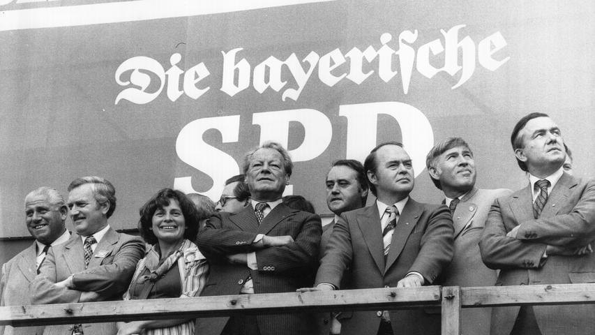 Willy Brandt, hier mit Helmut Rothemund, beim Landtagswahlkampf 1978 auf dem Nürnberger Hauptmarkt.