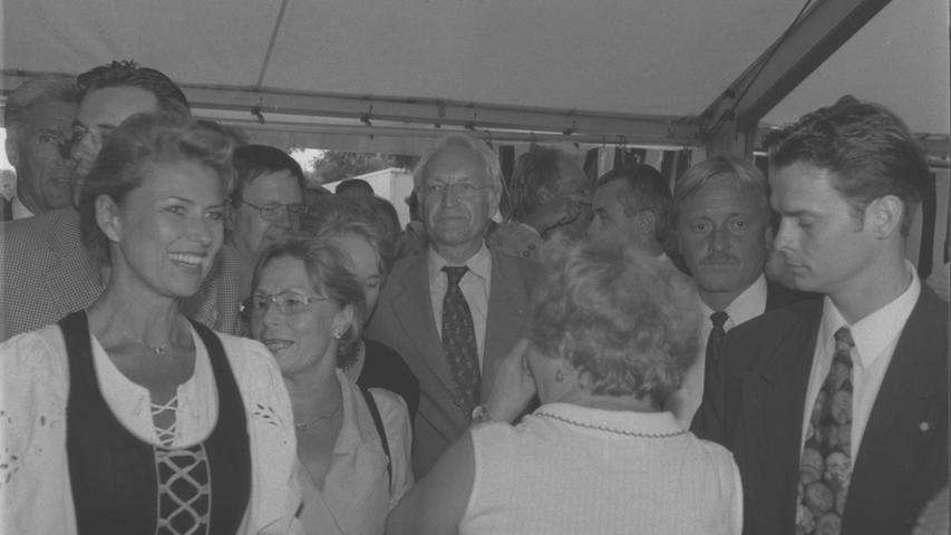 Edmund Stoiber kam 1998 zu einer Wahlkampfveranstaltung nach Langwasser. Begleitet wurde er damals von Dagmar Wöhrl, die vorne links im Bild zu sehen ist, und Karl Freller, der neben Stoiber steht.