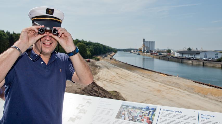 Käpt´n Söder: Finanzminister Markus Söder blickt 2013 während der Eröffnung eines Informations- und Aussichtsturms im Hafen Nürnberg-Roth durch ein Fernglas. Der Turm im Nürnberger Personenschifffahrtshafen gibt Besuchern einen Blick auf die Anlegestelle für Flusskreuzfahrtschiffe.