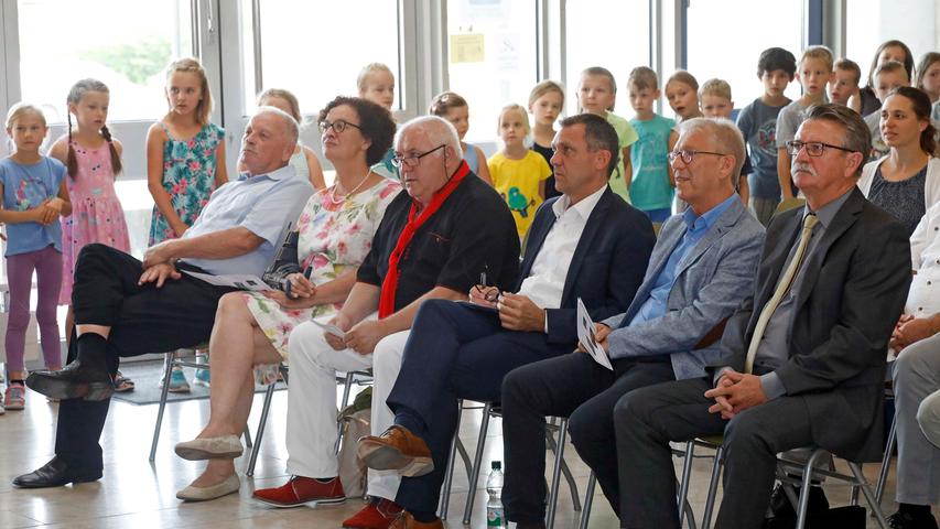 Röttenbacher Grundschüler verabschieden ihren Direktor Oskar Holzmann