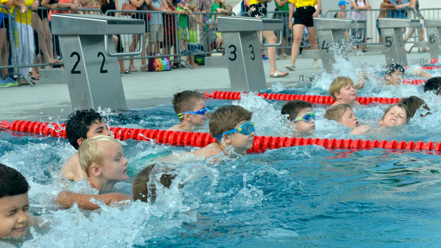 Ab ins Wasser: Beim Schülertriathlon dürfen auch die Allerkleinsten schwimmen, radeln und laufen unter Wettkampfbedingungen.