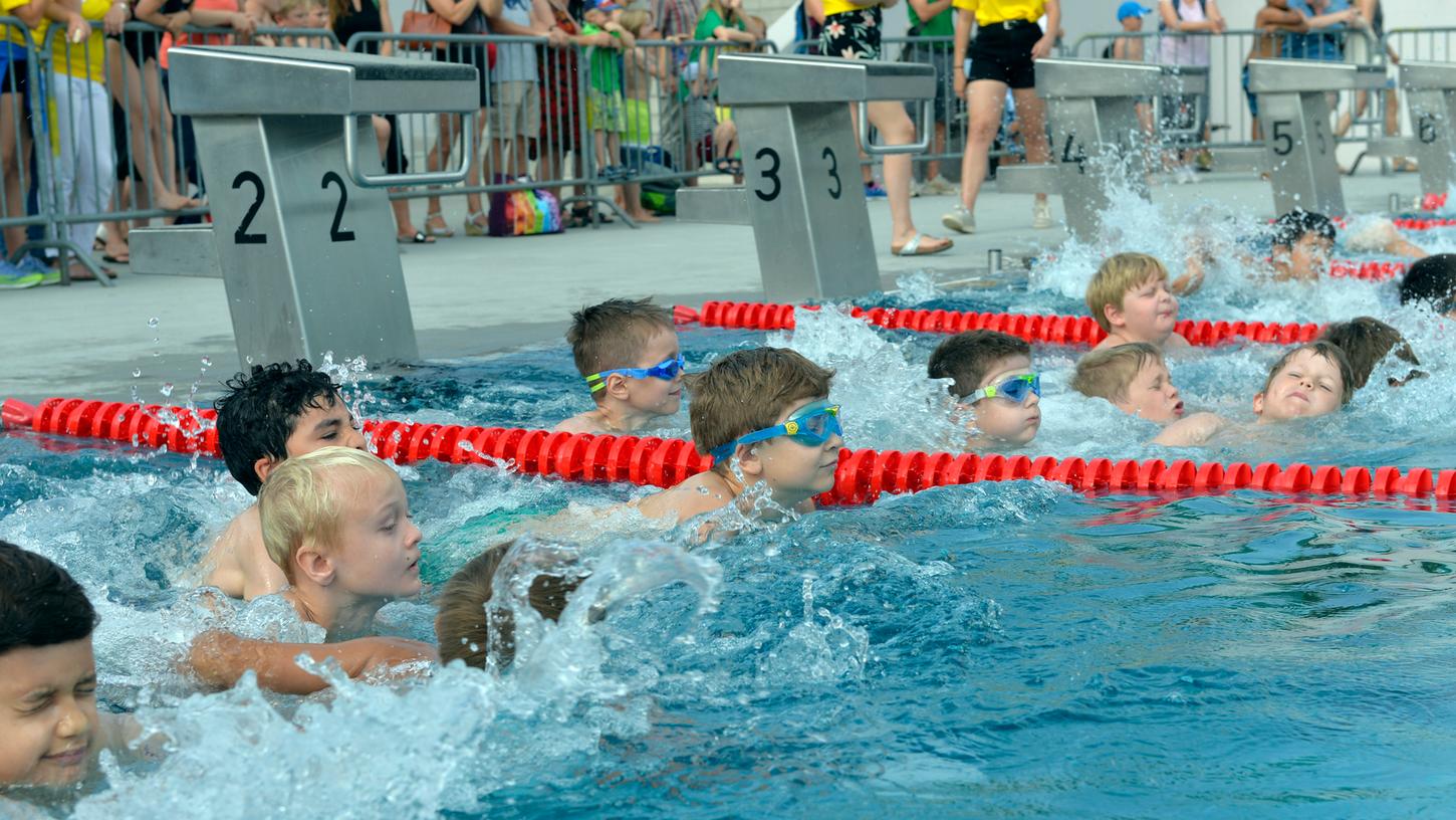 Ab ins Wasser: Beim Schülertriathlon dürfen auch die Allerkleinsten schwimmen, radeln und laufen unter Wettkampfbedingungen. Ab ins Wasser: Beim Schülertriathlon dürfen auch die Allerkleinsten schwimmen, radeln und laufen unter Wettkampfbedingungen.