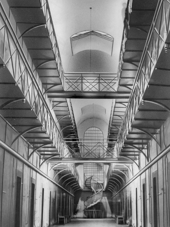 Als die Fotografin Gertrud Gerardi im Jahr 1958 dieses Bild aufgenommen hat, waren noch Häftlinge in den Zellen untergebracht.