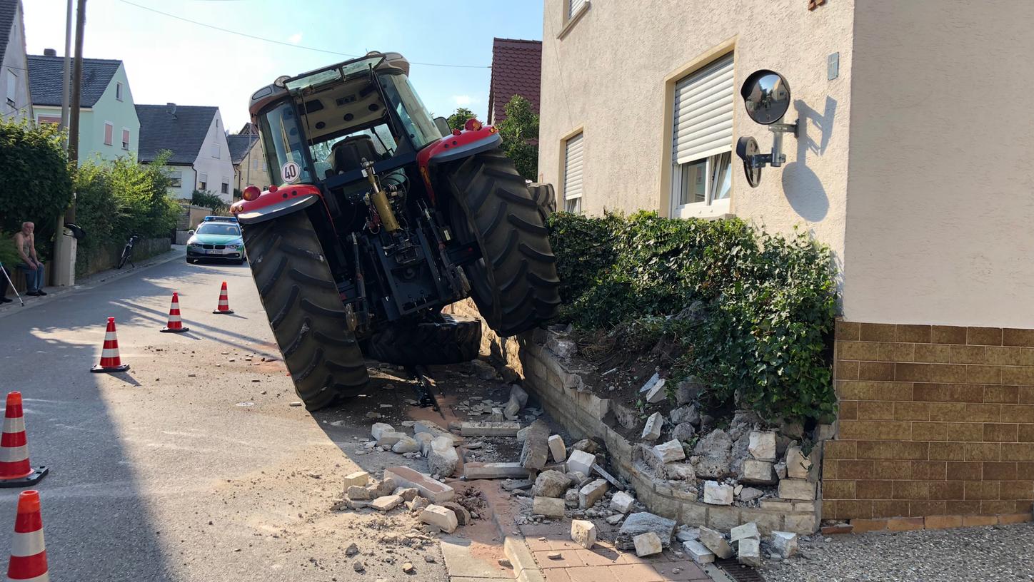 Mit voller Wucht prallte der Traktor gegen eine beginnende Gartenmauer, wodurch die Vorderachse des Gefährts ab- und die Mauer eingerissen wurde.