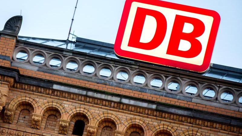 Durch die Einigung der Deutschen Bahn mit der Gewerkschaft EVG sind vorerst alle Warnstreiks abgewendet. Die Einigung mit den deutschen Lokführern steht jedoch weiter aus.