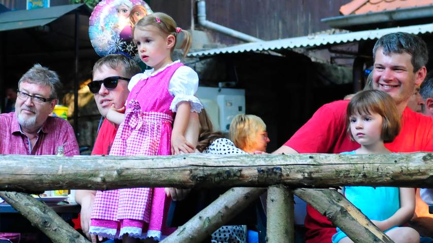 Annafest-Auftakt: Besucher feiern ausgelassen auf dem Kellerberg