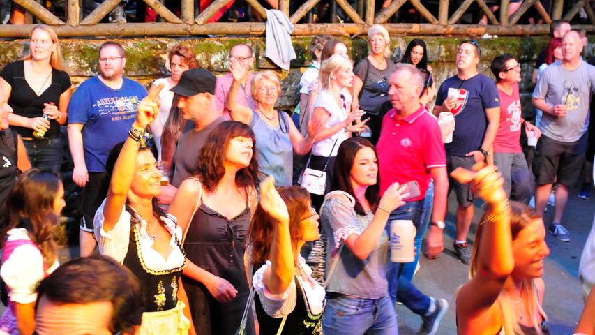 Annafest-Auftakt: Besucher feiern ausgelassen auf dem Kellerberg