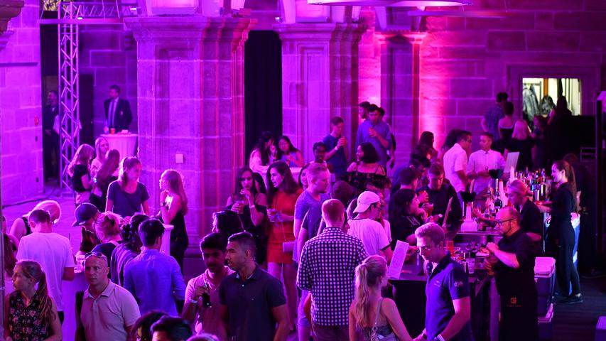 Bass, Beats und gute Laune: Nürnberger feiern beim Rathaus-Clubbing