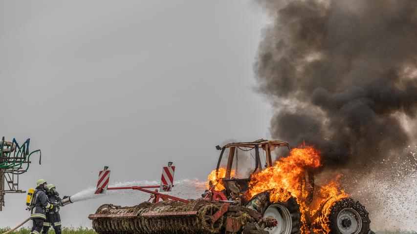 Flammen lodern in Gunzenhausen: Traktor brennt aus