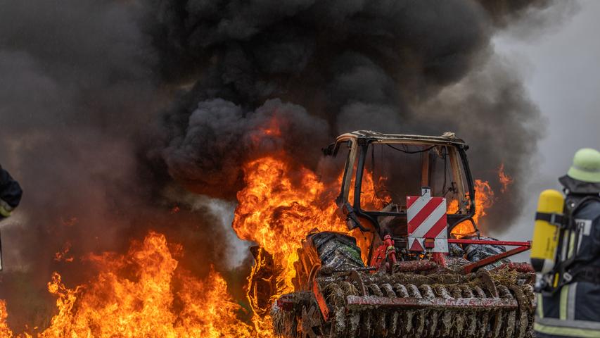 Flammen lodern in Gunzenhausen: Traktor brennt aus