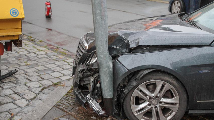 Autos kollidieren in Nürnbergs Süden, Mercedes fährt in Ampelmast