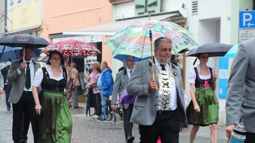 Annafest-Umzug schlängelt sich im Regen durch Forchheim