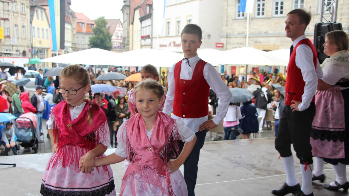 Kleine Tänzerinnen und Tänzer in fränkischer Tracht gehören fest zum Auftakt des Annafestes.
