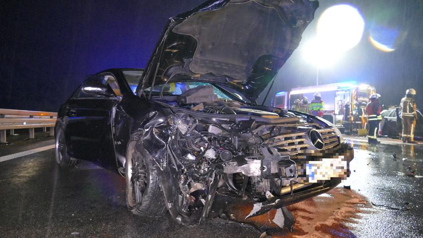 Nach Reifenplatzer: Auto kollidiert mit Unfall-Wrack