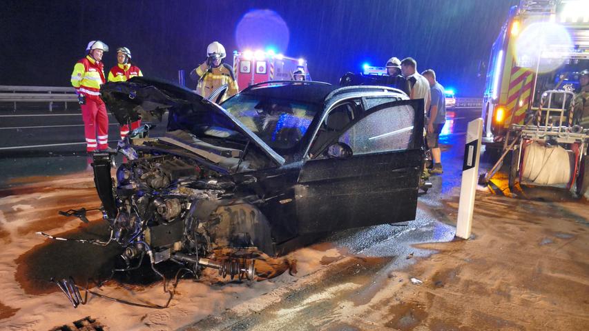 Nach Reifenplatzer: Auto kollidiert mit Unfall-Wrack